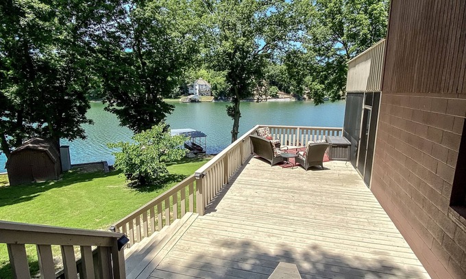 Bella Vista House | nKindra’s Lake House – Lakefront w/Dock, Screened Porch, Pet Friendly, MTB