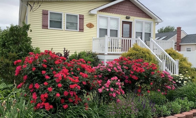 Villas House | nnDelightful DOG FRIENDY Vacation Home by the Bay for Couples and Families.