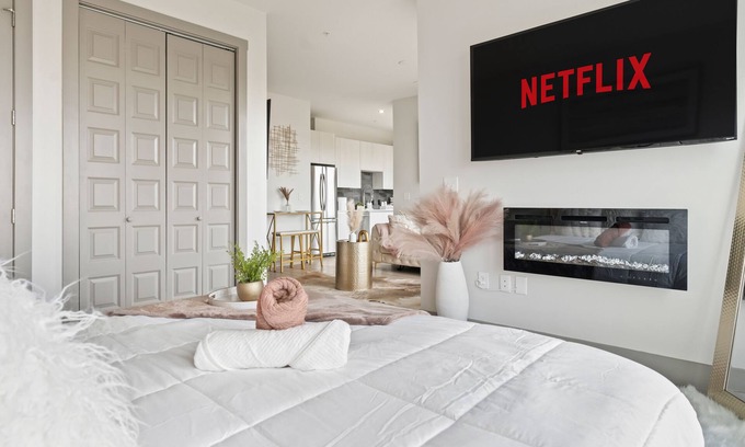 Westside Condo | nNEW! ChateauOasis Penthouse Free Parking