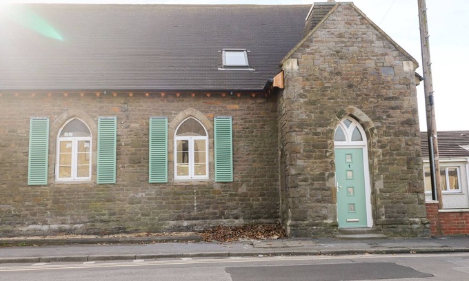 Crynant Cottage | NO 1 CHURCH COTTAGES, pet friendly in Llanelli