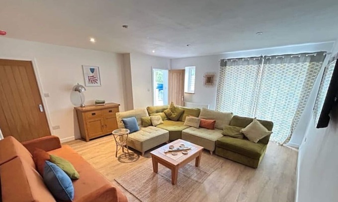 Foxley Cottage | No.3 Rabbit Warren, Bright décor home & private hot tub