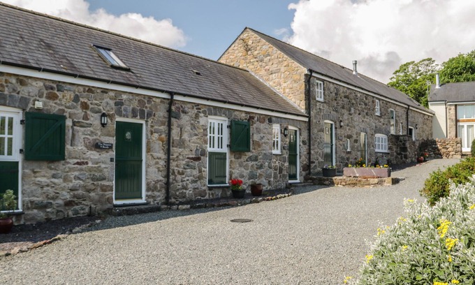 Capel Coch Cottage | NO 3 THE DAIRY, pet friendly, with open fire in Llannerch-Y-Medd