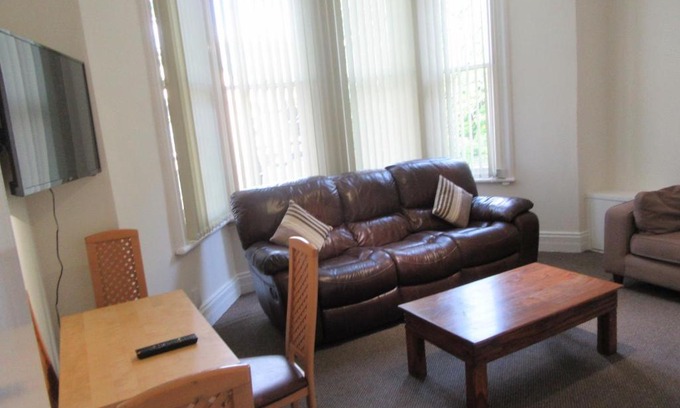 Sefton Park Apartment | No 4 - LARGE 2 BED NEAR SEFTON PARK AND LARK LANE