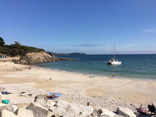 Maenporth House | No.48 Falmouth - 10 minutes walk to the beach
