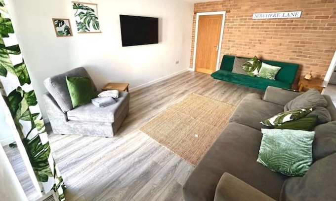 Foxley Cottage | No.5 Hedgehog Den Large dog friendly garden with hottub