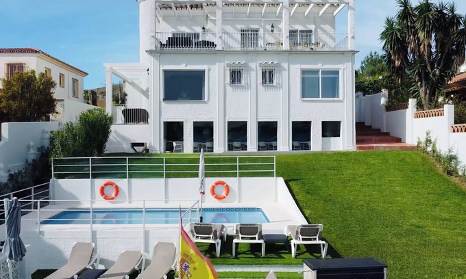 Benalmadena Villa | No car needed! Close to town, great views, SHEETS for all weekly stays