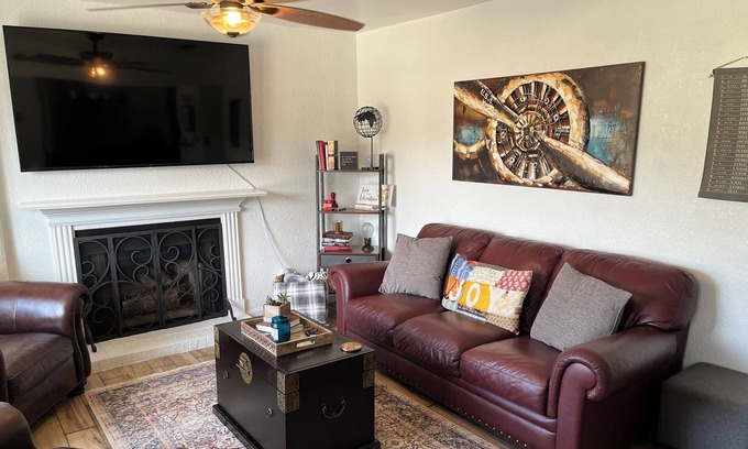 Huntsville Apartment | No chores!/6 guests/⬆️stairs/🦮🐈/WI-FI/alt pay for long stays
