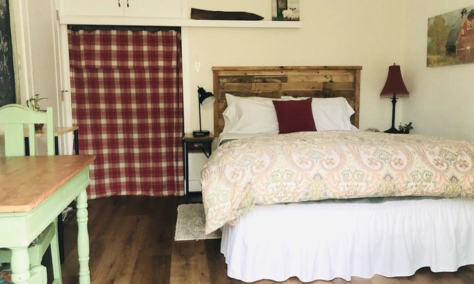 Oak View Apartment | No Cleaning Fees Come relax, sunbath, sit around the fire, dine and enjoy life
