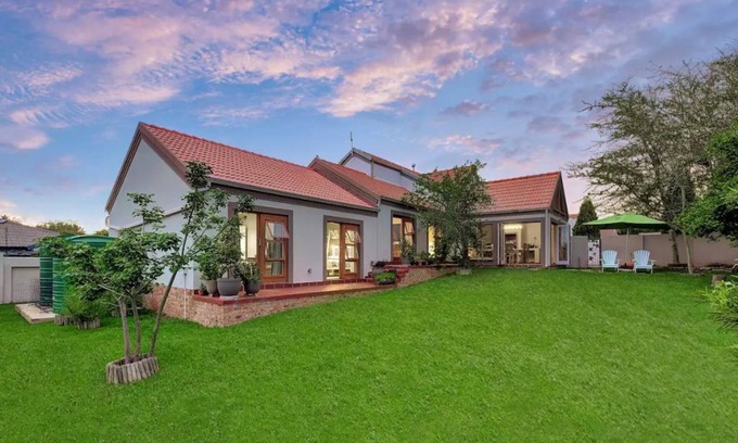 Greater Johannesburg Metropolitan Area House | No loadshedding. Pet friendly. Best long stay discounts. 200mbps WiFi!