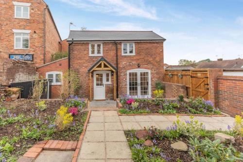 Bewdley House | No Road - The Cottage