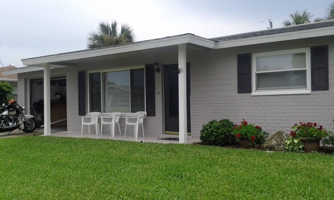 Oakview Heights House | No snow here. 5 minute walk to the beach. Quiet neighborhood.