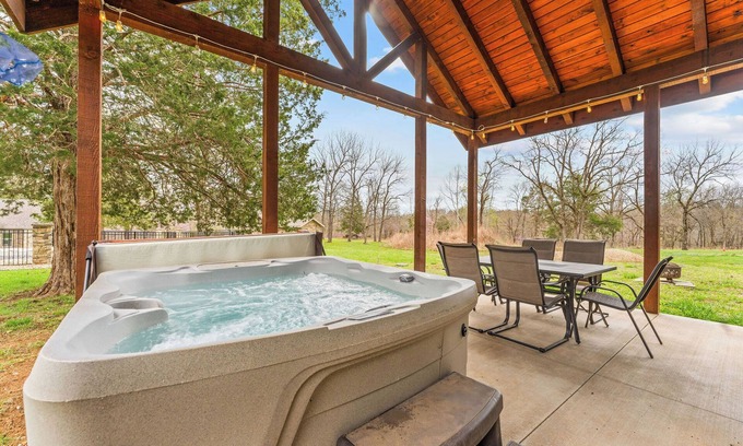 Branson House | No stairs, 4 King Bedrooms, Hot Tub, Fire pit