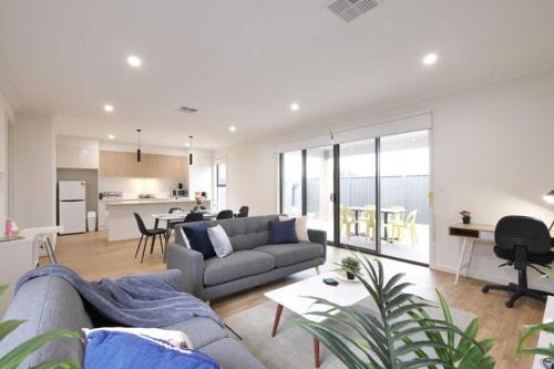 Woodville North House | No Stairs Dbl Garage Aircon Woodville North