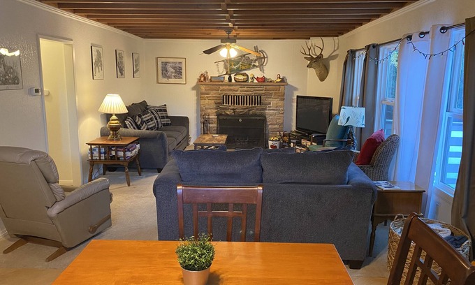 Cedar Glen Cabin | No stairs-Entry level access & plenty of parking!