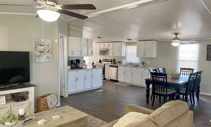 Mead House | "No Worries" less than 10 minutes from Lake Texoma and Choctaw Casino