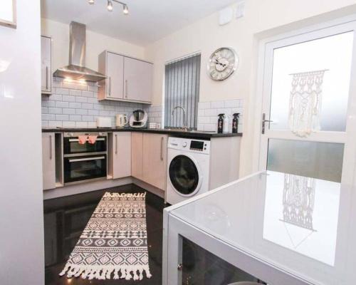 Castle House | No25-Luxe Living Guest House- 2 Bed-WIFI-Free Parking-City- Beach