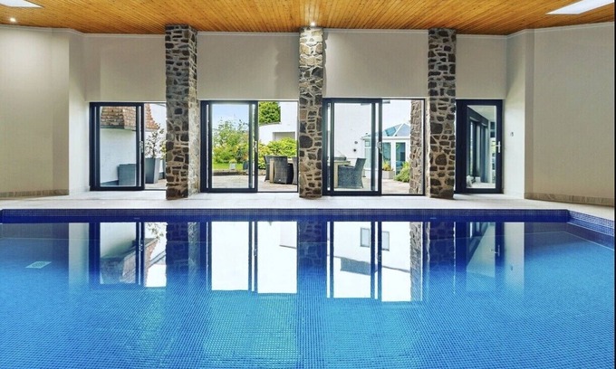 Saundersfoot House | No5 Highpoint luxury townhouse ,2 en-suite bedrooms onsite indoor swimming pool