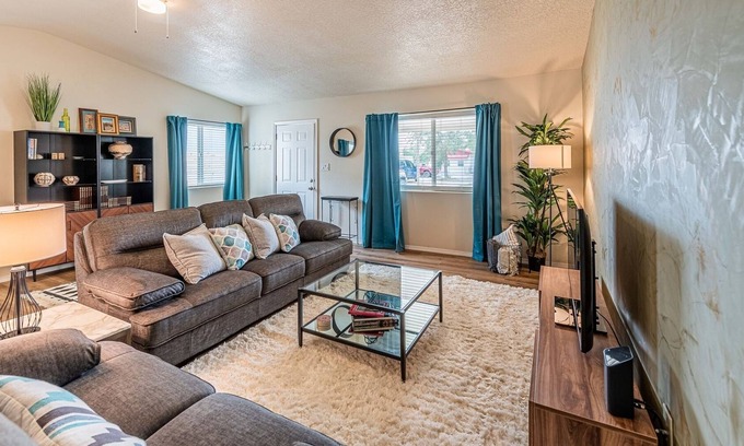 University Heights House | Nob Hill Oasis A - 2 bed 1 bath - Gorgeous Apt In Great Location!