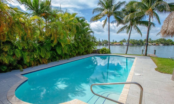 Surfside House | NoBeVIP: Spacious Mediterranean Waterfront VILLA:Heated pool & walk to beach!