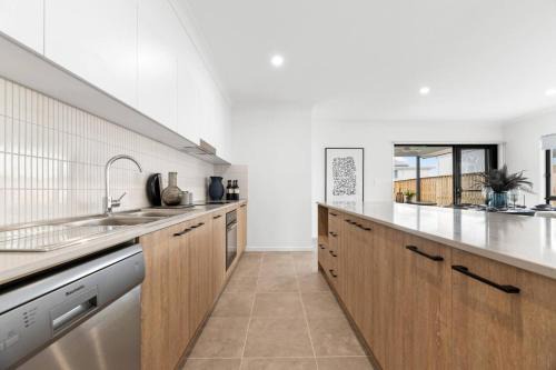 Burpengary East House | Noble Casa Brand New Estate Sleeps 8 Burpengary East