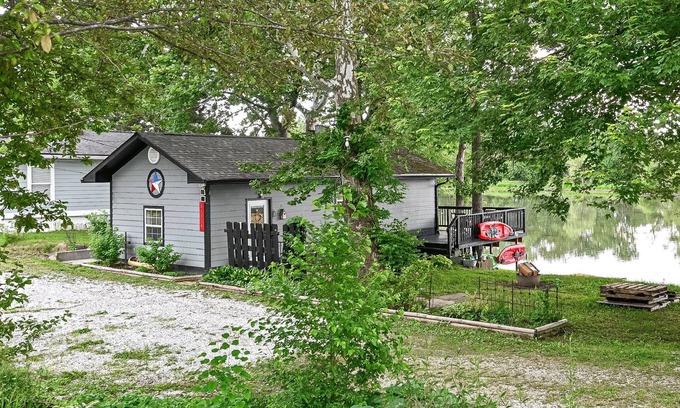 Noblesville House | Noblesville Tiny House, Pet friendly, golf, kayaks, close to hiking, waterfront!