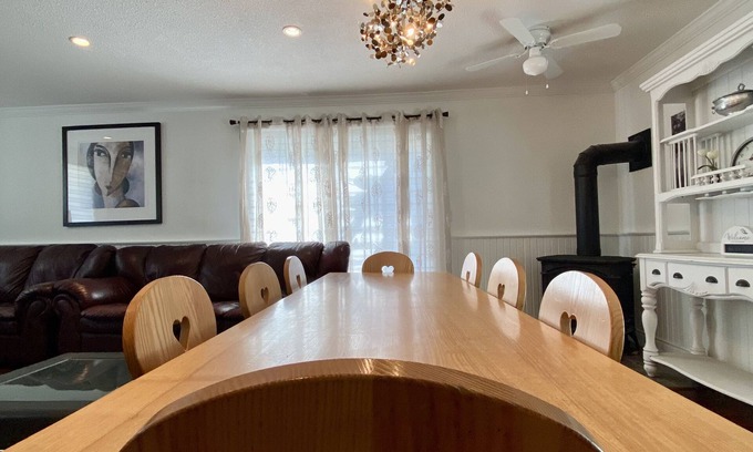 Clearview House | NOHO Estate. A cozy farmhouse retreat just 5 minutes from downtown Collingwood!