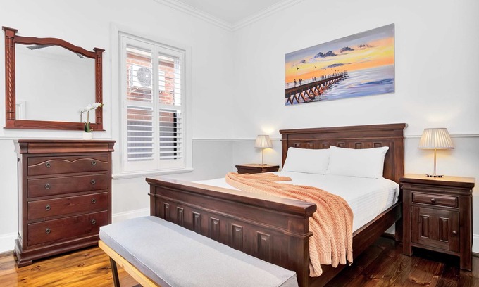 Glenelg North House | Noir Cottage | Glenelg North | 3BR | Netflix| BBQ
