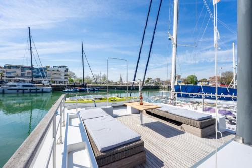 La Rochelle City Centre Boat Rental | Nomad
