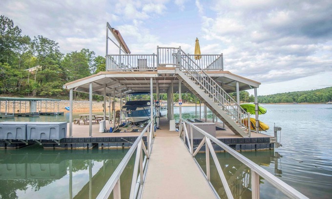 Big Creek House | Nor Largo Lake House | Private Dock + 2 Boat Slip, Hot Tub, Fire Pit