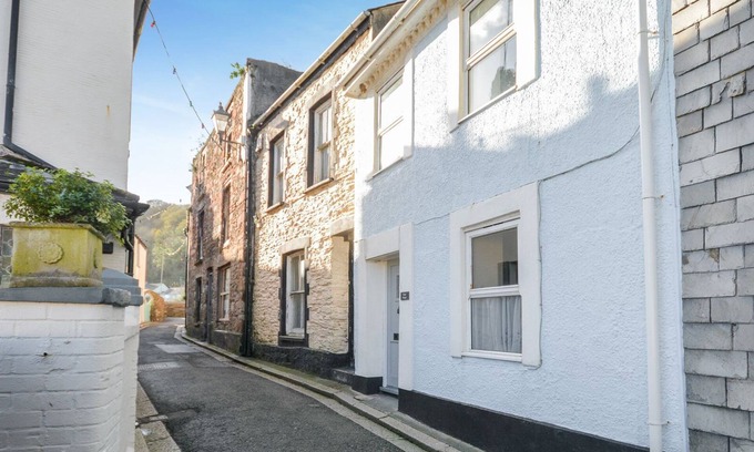 Cawsand Cottage | Nor Nour - sleeps 6 guests in 3 bedrooms
