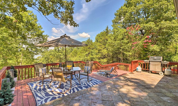 Mountain Home House | Norfork Lake Getaway: Deck, 6 Mi to Main St!