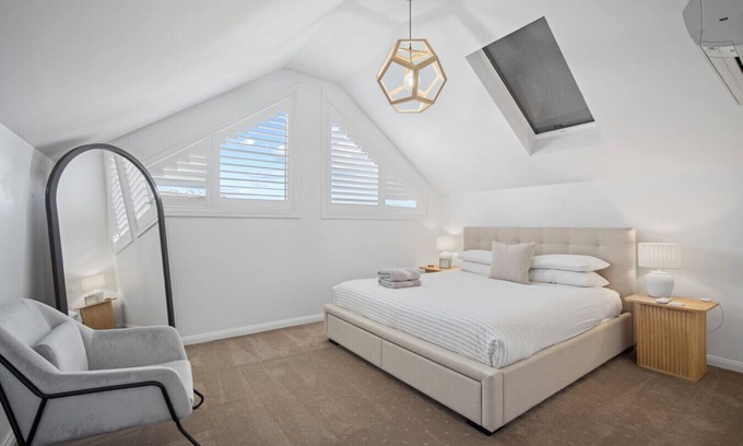 Turvey Park House | Norman's Rest - modern 5-bedroom home in Wagga