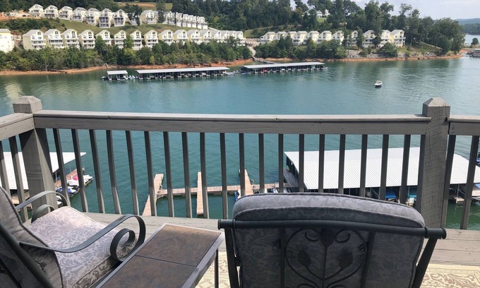 La Follette Condo | Norris Lake Penthouse At Deerfield with Boat Slip