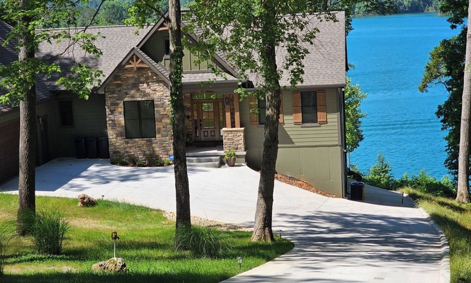 La Follette House | Norris Lakefront Retreat—Family Ready, Private Dock, Fire Pit, Screened Porch ☀️