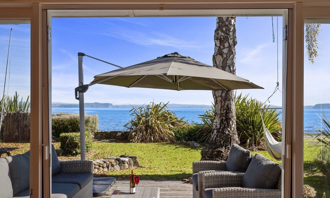 Taupo District Cottage | North Cole Cottage - Hatepe Lake Front Home