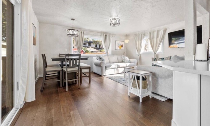 Sunset House | North End Gem w/Hot Tub, Fast Wifi, GameRoom, Fire Pit