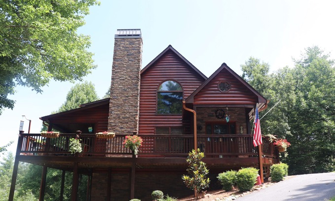Blairsville Cabin | North GA Mountains Beautiful Panoramic Views, Hot Tub, WIFI, Fireplace