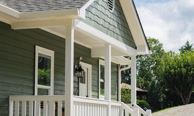 Hiawassee House | North Georgia Lake House: Lake Views & King Suite