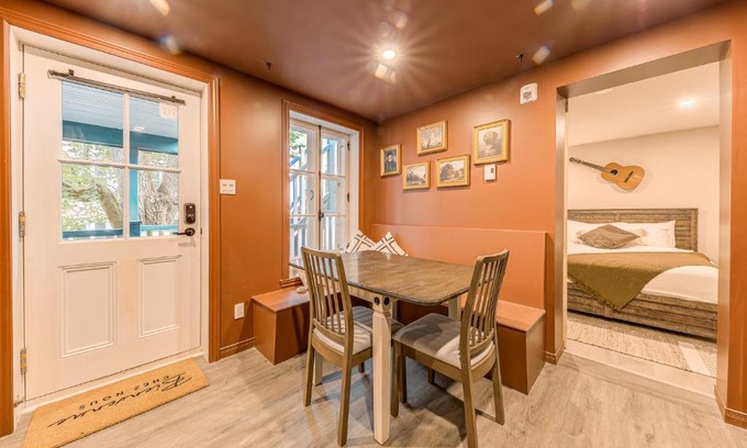 Vieux-Quebec-Cap-Blanc-colline Parlementaire Apartment | North House - Quebec City 2 Bedroom Treasure