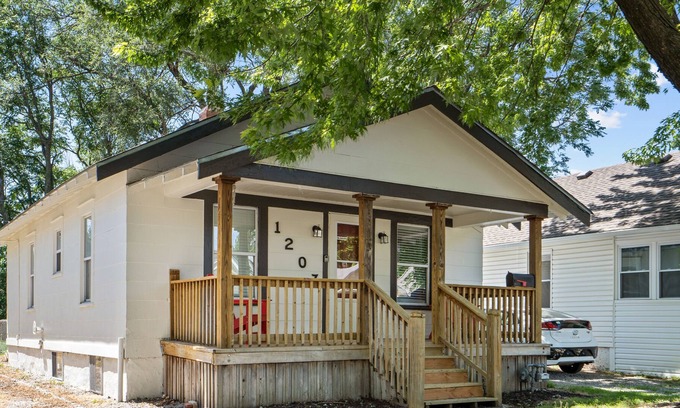 North Kansas City House | North Kansas City Nook! Pet Friendly and Walkable!