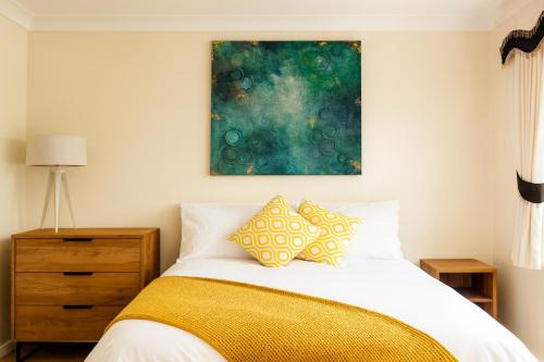 Ponders End House | North London Holiday home, Driveway Parking, BBQ and Indoor Jacuzzi hot tub