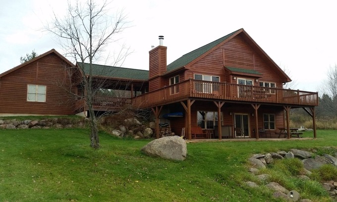 Mosinee House | North north enough! Central Wi-Fi home on beautiful large Eau Pleine Resevoir
