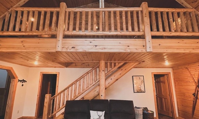 Williamsburg House | North Pines Lodge Private Hot Tub Private Sauna and hiking trails!