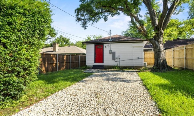 Northwest Dallas House | North West Dallas Guesthouse l King Bed l Washer & Dryer