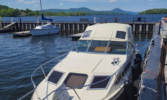 Newport Boat Rental | Northern Exposure Romantic Cabin Boat Stay