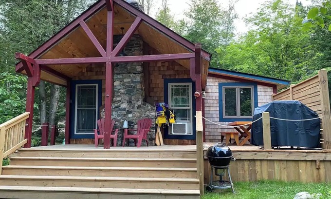 South River Cottage | Northern Retreat, 3BR Rustic Cabin: Lakeview, Private Beach & Dock, Pet Friendly