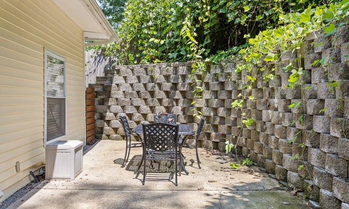 North Chattanooga House | Northshore Holiday Bungalow Walk to Walnut St Bridge, Coolidge Park & the river!