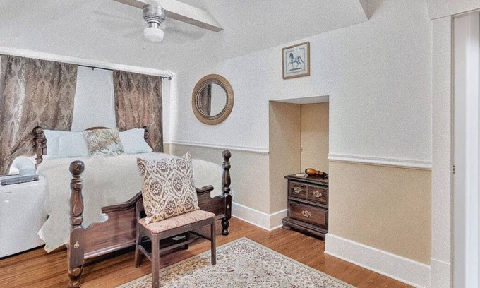 Historic Old Northeast Bed & Breakfast | Northshore Room at ONE Inn, steps to Downtown St. Pete: Ideal for all guests!
