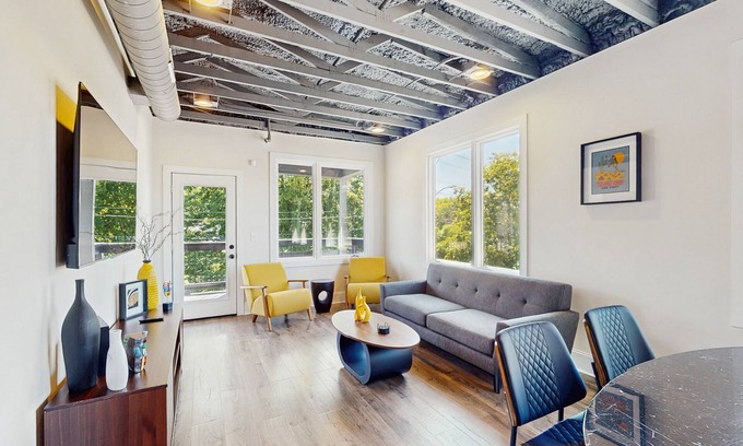 Northside Apartment | Northshore, upstairs apartment with balcony, full kitchen & pet friendly!