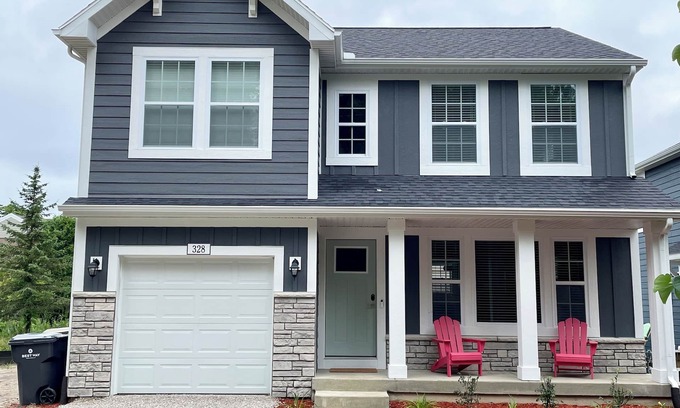 South Haven Cottage | Northside Cottage. Close to community pool & beaches! Sleeps 12. Fast Wi-Fi!